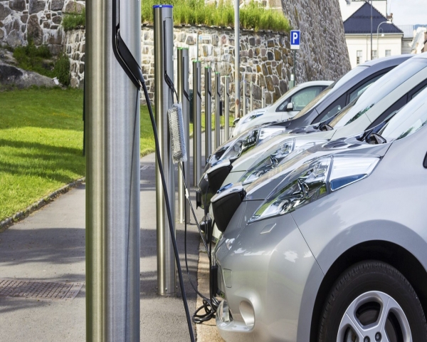 Vulnerabilidades en cargadores autos eléctricos podrían dañar las redes eléctricas