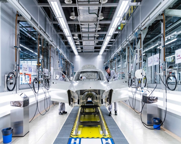 Fabricante alemán Daimler prevé reactivar sus fábricas a partir del 20 de abril