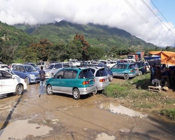 Proyecto que busca legalizar autos indocumentados en Bolivia preocupa a automotoras en Chile