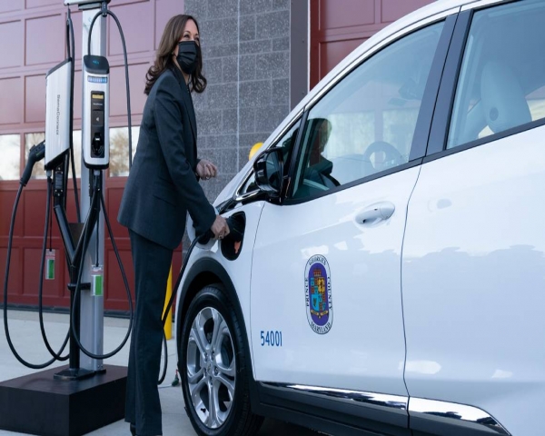 Plan de Biden busca impulsar industria de autos eléctricos 