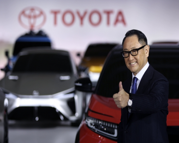 El presidente de Toyota predice que los coches eléctricos con batería solo alcanzarán una cuota del 30%