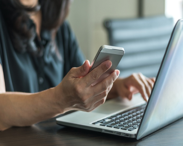 En línea vs. por teléfono: ¿Quién gana en las citas de servicio?