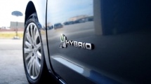 Los autos híbridos ganan terreno a medida que los fabricantes de auto...